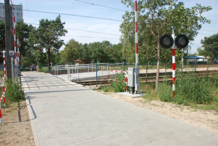 Stalowa Wola: Przejście w poziomie szyn zastąpiło kładkę Stalowa Wola: Przejście w poziomie szyn zastąpiło kładkę