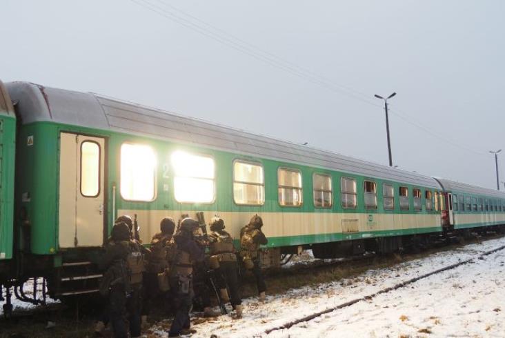 Antyterroryści ćwiczyli na bocznicy Antyterroryści ćwiczyli na bocznicy