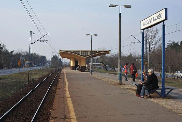 Warszawa: Pasażerowie nie będą biegać po schodach w Radości. PLK zmienia plany Warszawa: Pasażerowie nie będą biegać po schodach w Radości. PLK zmienia plany