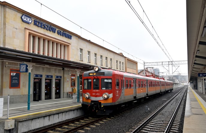 UTK: Dobry październik na kolei pasażerskiej i towarowej