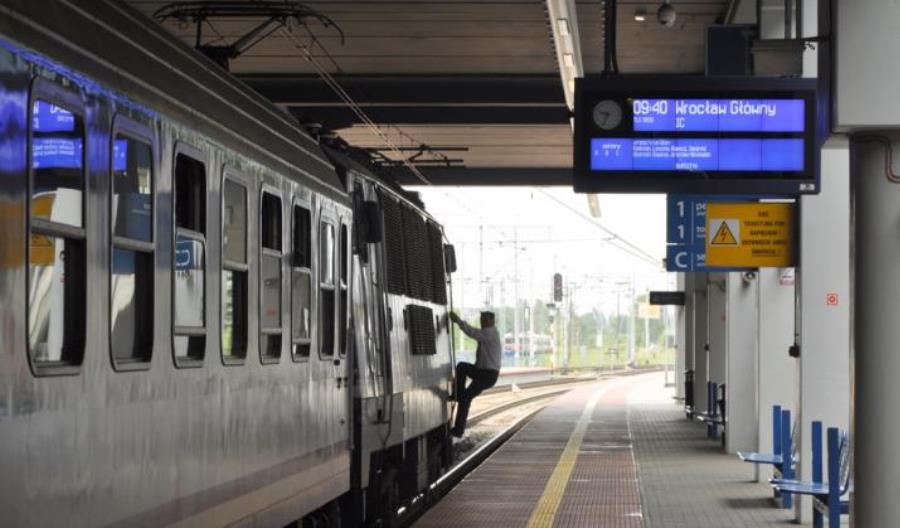 Wciąż nie jeździmy z prędkością 160 km/h na całej magistrali Poznań – Wrocław Wciąż nie jeździmy z prędkością 160 km/h na całej magistrali Poznań – Wrocław