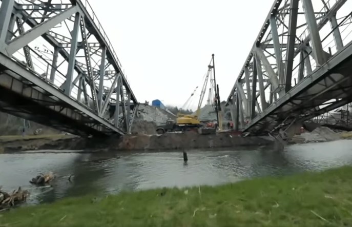 Ukraińska Kolej ewakuuje Donbas i odbudowuje zniszczony most kolejowy pod Kijowem [film]