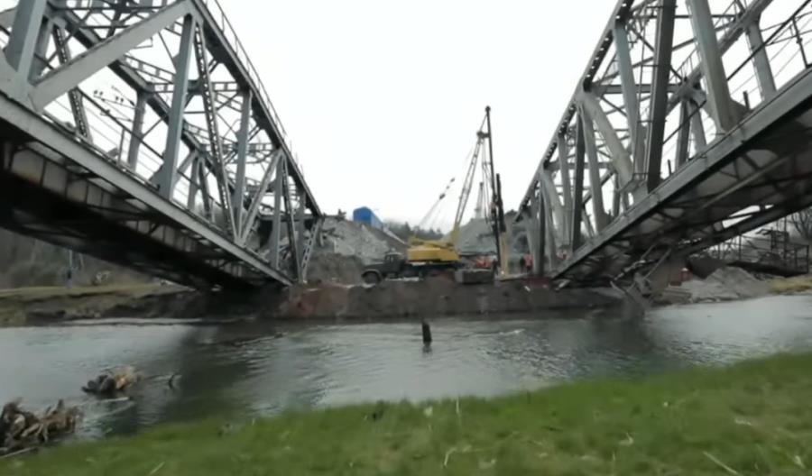Ukraińska Kolej ewakuuje Donbas i odbudowuje zniszczony most kolejowy pod Kijowem [film]