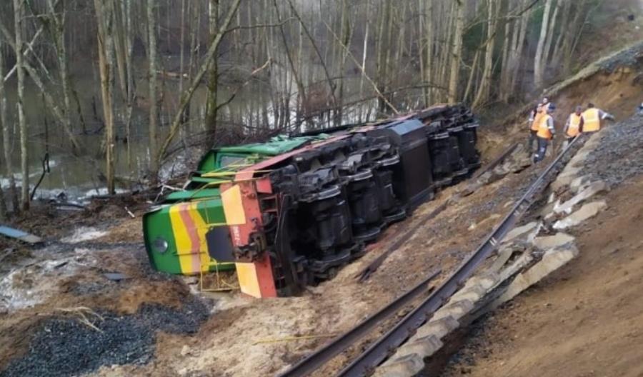 Wykolejona lokomotywa i płonące składy paliwa w Rosji