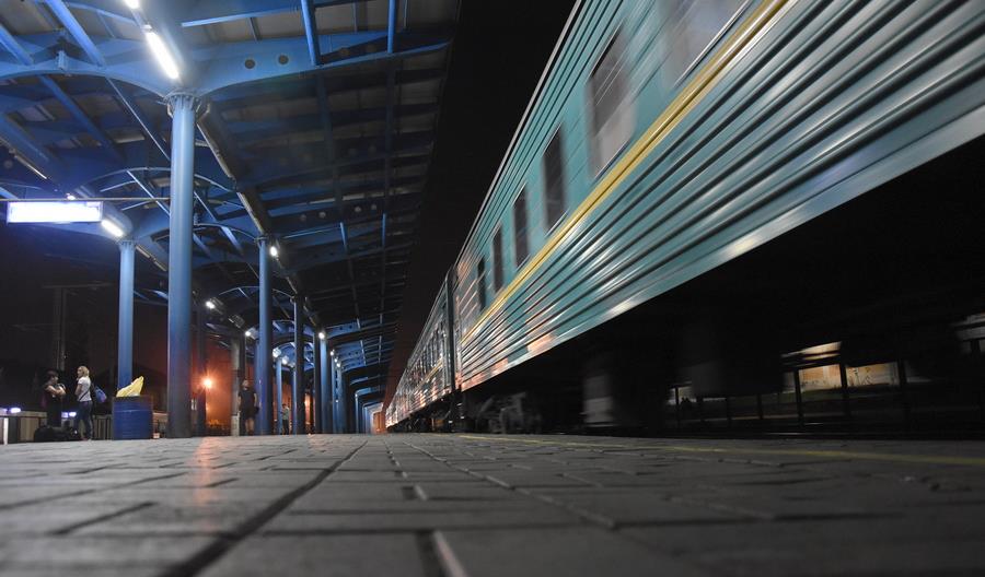 Intensywne ataki rakietowe i naloty na ukraińskie stacje kolejowe