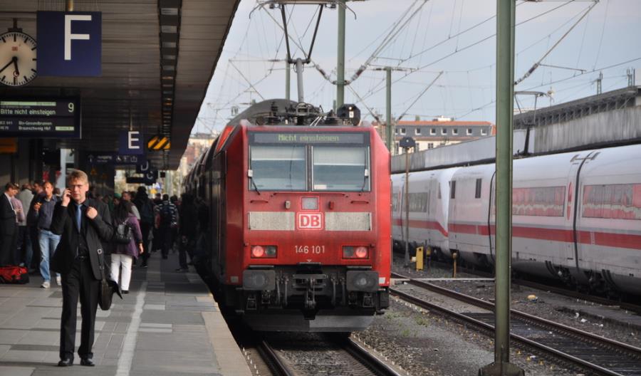 6,5 mln osób kupiło w Niemczech bilet za 9 euro. Pociągi bywają przepełnione 6,5 mln osób kupiło w Niemczech bilet za 9 euro. Pociągi bywają przepełnione