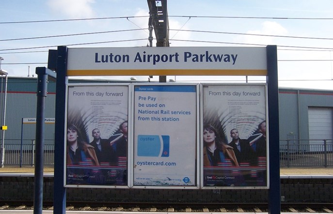 Lotnisko Londyn-Luton stawia na kolej