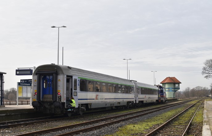 Ulewa odcięła kolejowy dojazd do Gorzowa od strony Krzyża. Na krótko