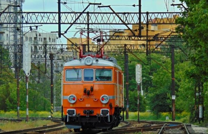 Lokomotywa EP08-001 coraz bliżej historycznego malowania