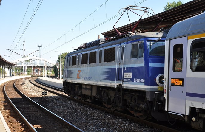 Poranne problemy w ruchu pociągów pod Opolem. Były objazdy i autobusy zastępcze