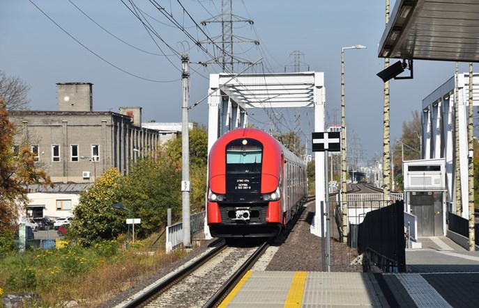 Nagłe zmiany w rozkładzie jazdy w Warszawie. SKM i KM odwołują pociągi [lista składów]