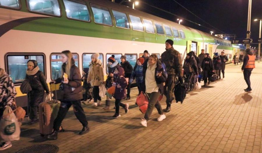 Czekali rok. Rząd rozpoczął wypłaty rekompensat za przewozy uchodźców Czekali rok. Rząd rozpoczął wypłaty rekompensat za przewozy uchodźców