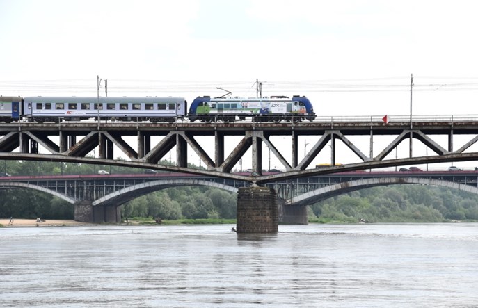 PLK tłumaczy, dlaczego do Poznania znów nie pojedziemy szybciej. To przez bomby