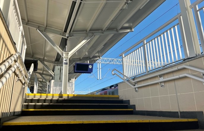 Łódź: Nietypowe wyjścia na perony na Kaliskiej i Żabieńcu