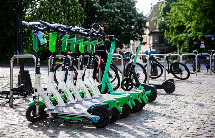 Kraków: Rusza sprzątanie hulajnóg. Każdy może zgłosić porzucony sprzęt