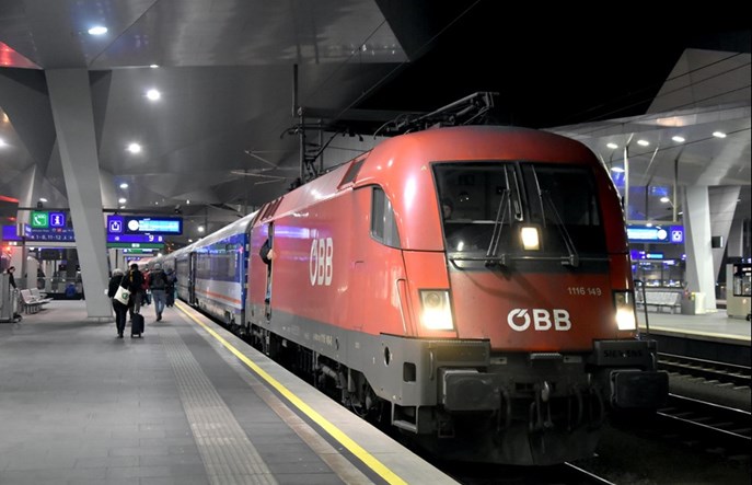 Austriacka kolej podnosi się po powodzi stulecia