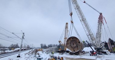 Łódzki tunel średnicowy: Przenoszenie 650-tonowej maszyny nad czynną linią