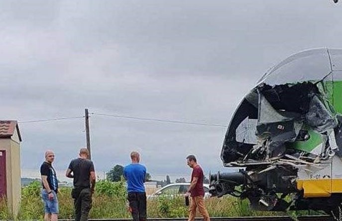 Ciężarówka wjechała pod pociąg Kolei Mazowieckich. Nie żyje maszynista