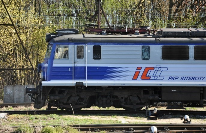 Trzy lokomotywy PKP Intercity uszkodzone po kolizji w Krakowie