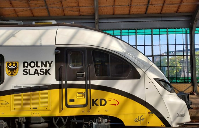 Uszkodzone pociągi KD. Jeden ostrzelany, drugi obrzucony kamieniami [aktualizacja]