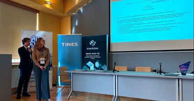 Maty wibroizolacyjne w konstrukcjach nawierzchni torowych - prelekcja TINES na konferencji INFRASZYN 2025
