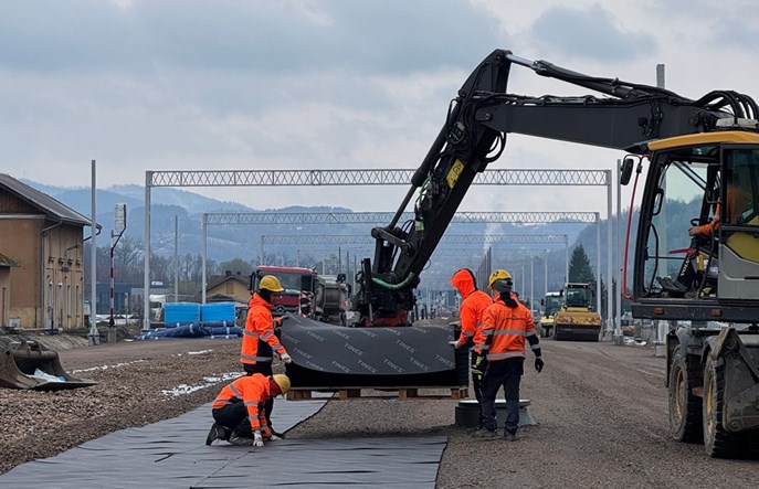 TINES dostarcza maty wibroizolacyjne dla linii 104