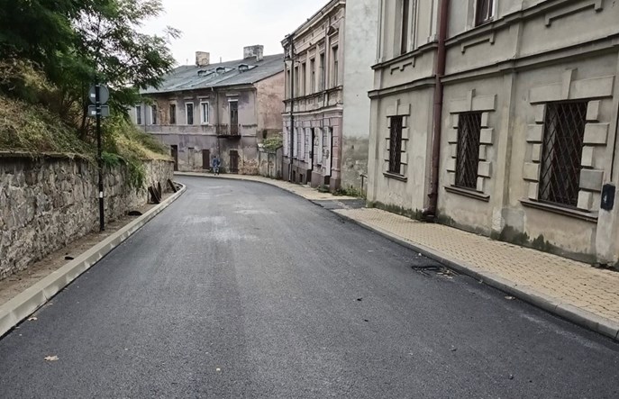 Lublin. Strabag ułożył pierwszą warstwę asfaltu na ul. Podwale 