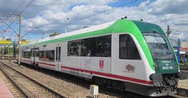 Październik w Podlaskiem: Odwołania pociągów elektrycznych i kolizja z jeleniem 