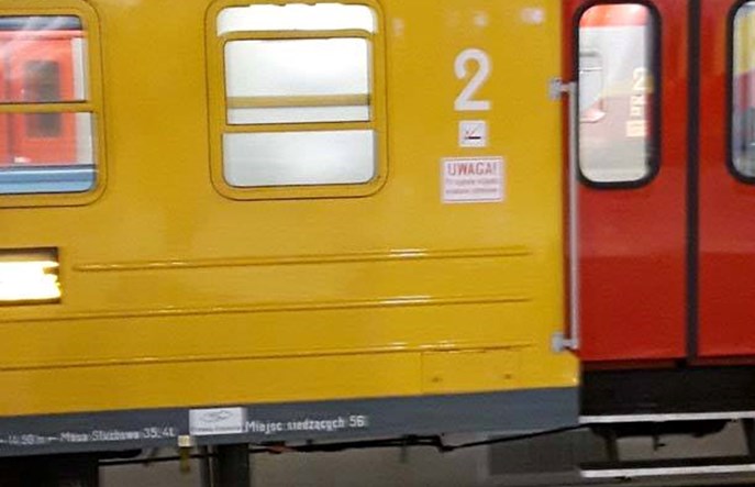Pociąg z otwartą toaletą na Fabrycznej. Będzie brudno?