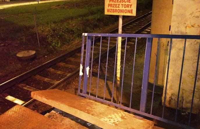 Warszawa Służewiec: Zamiast smaru na peronie odpadająca barierka