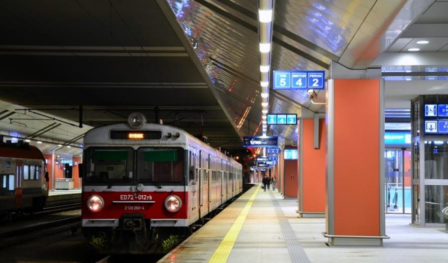 Wiemy, kto zmodernizuje ED72 dla PolRegio. Przewoźnik zapłaci 12,3 mln zł za jeden skład Wiemy, kto zmodernizuje ED72 dla PolRegio. Przewoźnik zapłaci 12,3 mln zł za jeden skład