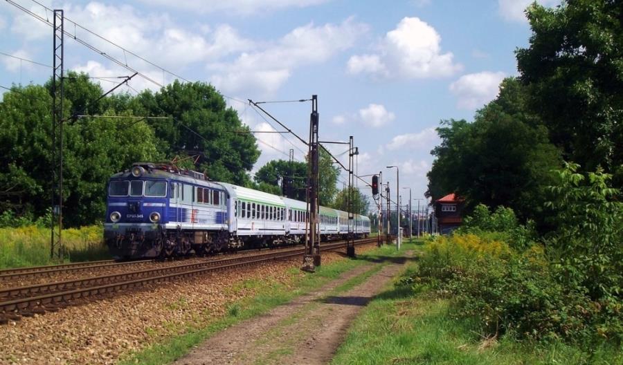 PKP IC zabezpiecza na wakacje dodatkowe wagony. Na tory nie wyjedzie jednak 10 ezt-ów PKP IC zabezpiecza na wakacje dodatkowe wagony. Na tory nie wyjedzie jednak 10 ezt-ów