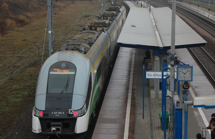 Olbrzymi ścisk w pociągach do Modlina. KM: Część pociągów jest w naprawie