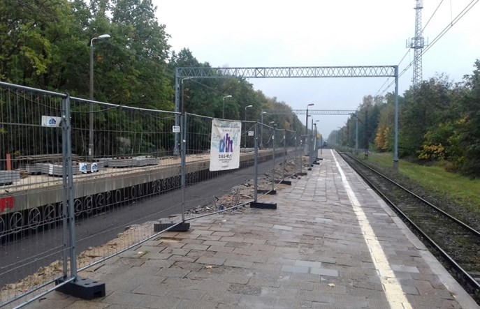 Mieszkańcy narzekają na bezpieczniejsze przejście na peron w Zalesiu Górnym