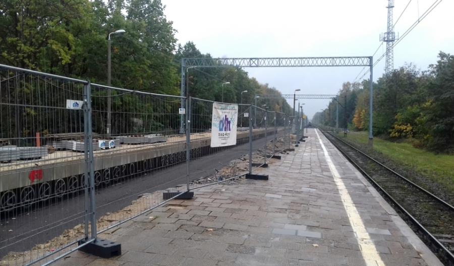 Mieszkańcy narzekają na bezpieczniejsze przejście na peron w Zalesiu Górnym