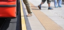 Warszawa: Wyprofilowane krawężniki na przystankach autobusowo-tramwajowych nie sprawdziły się