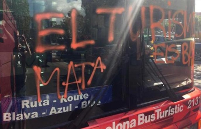 Barcelona. Katalońscy anarchiści atakują autobusy i rowery