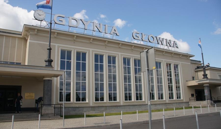 Kino letnie z PKP SA na dworcu Gdynia Główna