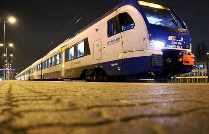 Krajobraz po burzy: Gigantyczne opóźnienia, odwołane pociągi [aktualizacja]