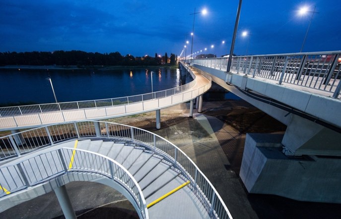 Warszawa. W wakacje ZDM zbudował kładkę i przystanki wiedeńskie