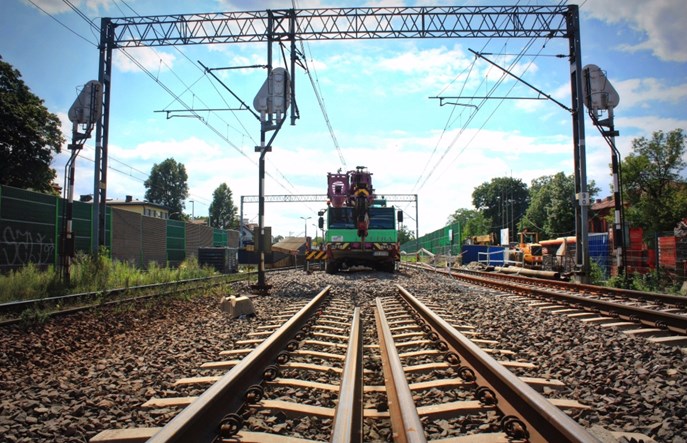 Pociągi dalej jeżdżą po linii 447? Tylko przez stację