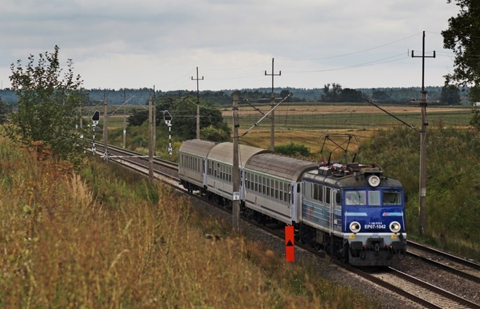 Wiosną pociągi pasażerskie jeździły punktualniej