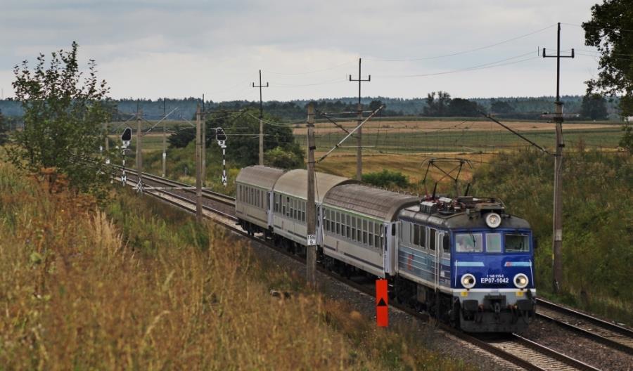 Wiosną pociągi pasażerskie jeździły punktualniej Wiosną pociągi pasażerskie jeździły punktualniej