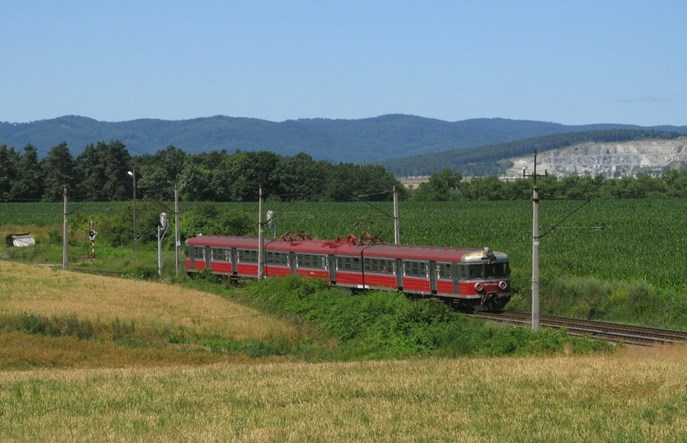 Koleje Śląskie na 6-lecie przecierają industrialne szlaki i żegnają EN57-022 
