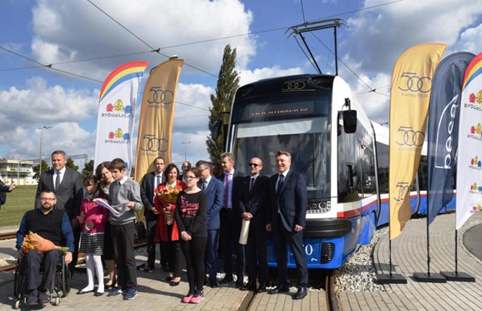 Pięćsetny tramwaj Pesy na rynku polskim wyjechał właśnie na tory w Bydgoszczy