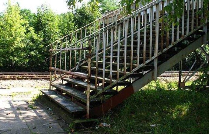Kładka nad torami w Dąbrowie Górniczej od siedmiu lat czeka na remont
