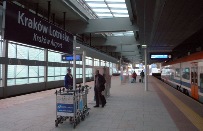 Nocne przerwy w ruchu w Malopolsce. Jeszcze mniej pociągów na lotnisko