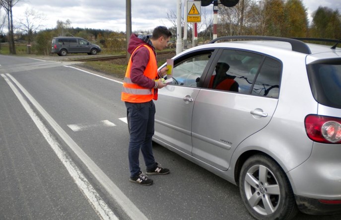 PLK apeluje o przestrzeganie znaku „stop" na przejazdach