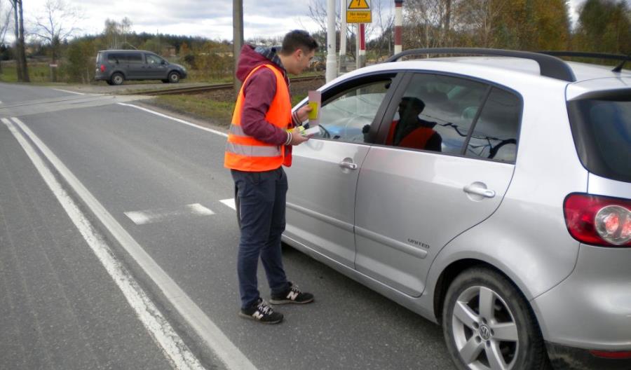 PLK apeluje o przestrzeganie znaku „stop" na przejazdach PLK apeluje o przestrzeganie znaku „stop" na przejazdach