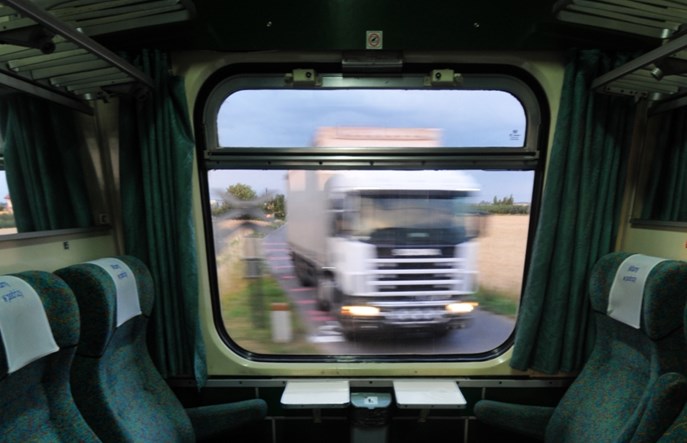 Prokolej: Podnieść kwoty mandatów za wtargnięcie na przejazdy kolejowo-drogowe